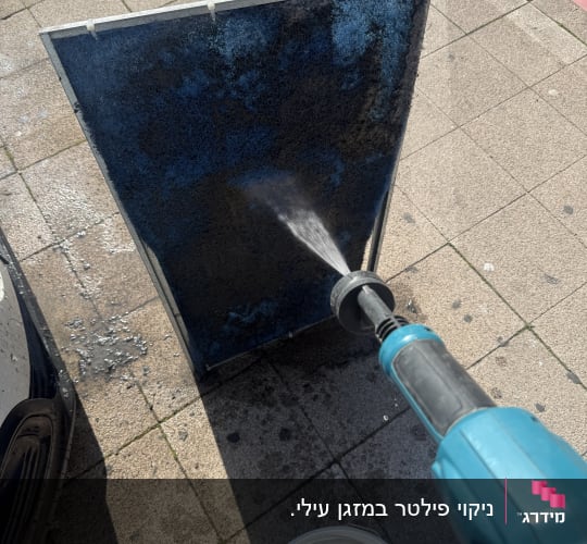 ניקוי מסנן אוויר עם מכונת שטיפה בלחץ